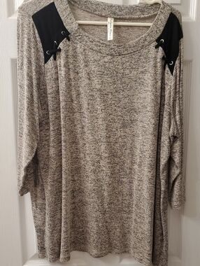 Perceptions Heathered Gray Long Sleeve Top with Black Shoulder Panels